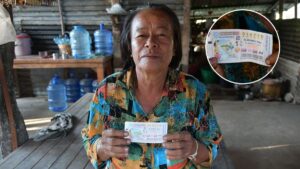 เฮลั่นบ้าน ป้าวัย 64 ปี สงสารชายขายลอตเตอรี่ เหลือเต็มแผง ช่วยซื้อถูกเต็มๆ รางวัลที่ 1